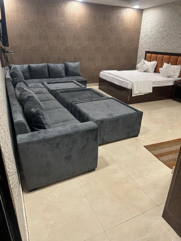 Ceremony Hotel And Banquets 파리다바드 외부 사진