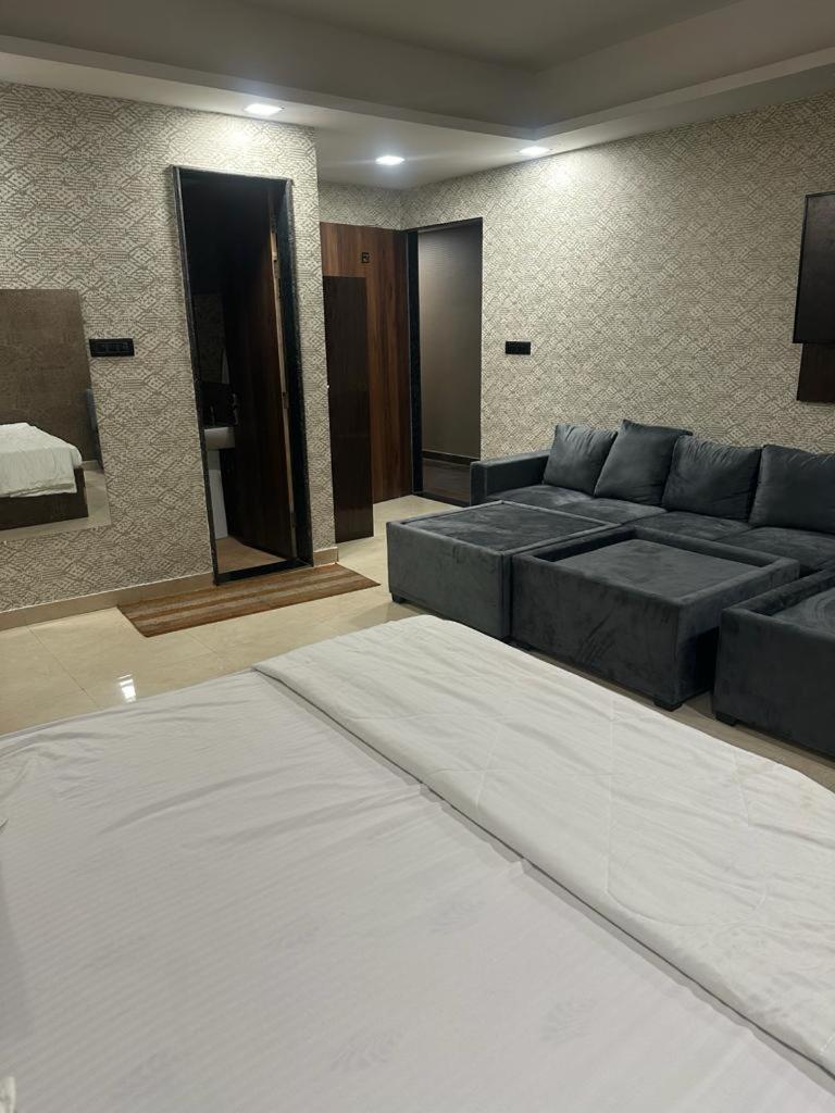 Ceremony Hotel And Banquets 파리다바드 외부 사진
