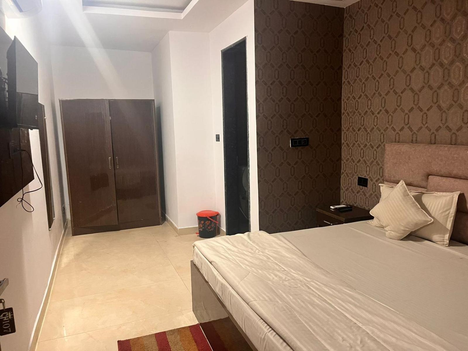 Ceremony Hotel And Banquets 파리다바드 외부 사진